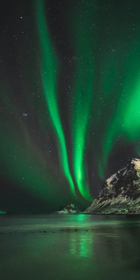 Aurora Borealis Phone Wallpaper – Northern Lights Over Snowy Norway