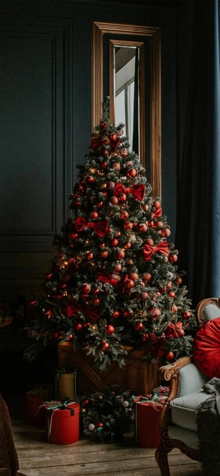 Christmas Tree Red Baubles Decoration Wallpaper